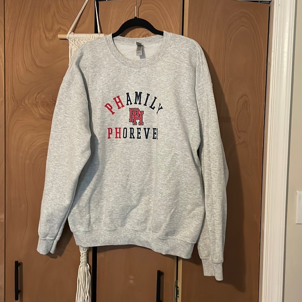 Lg lightweight Gildan sweatshirt light grey never worn.